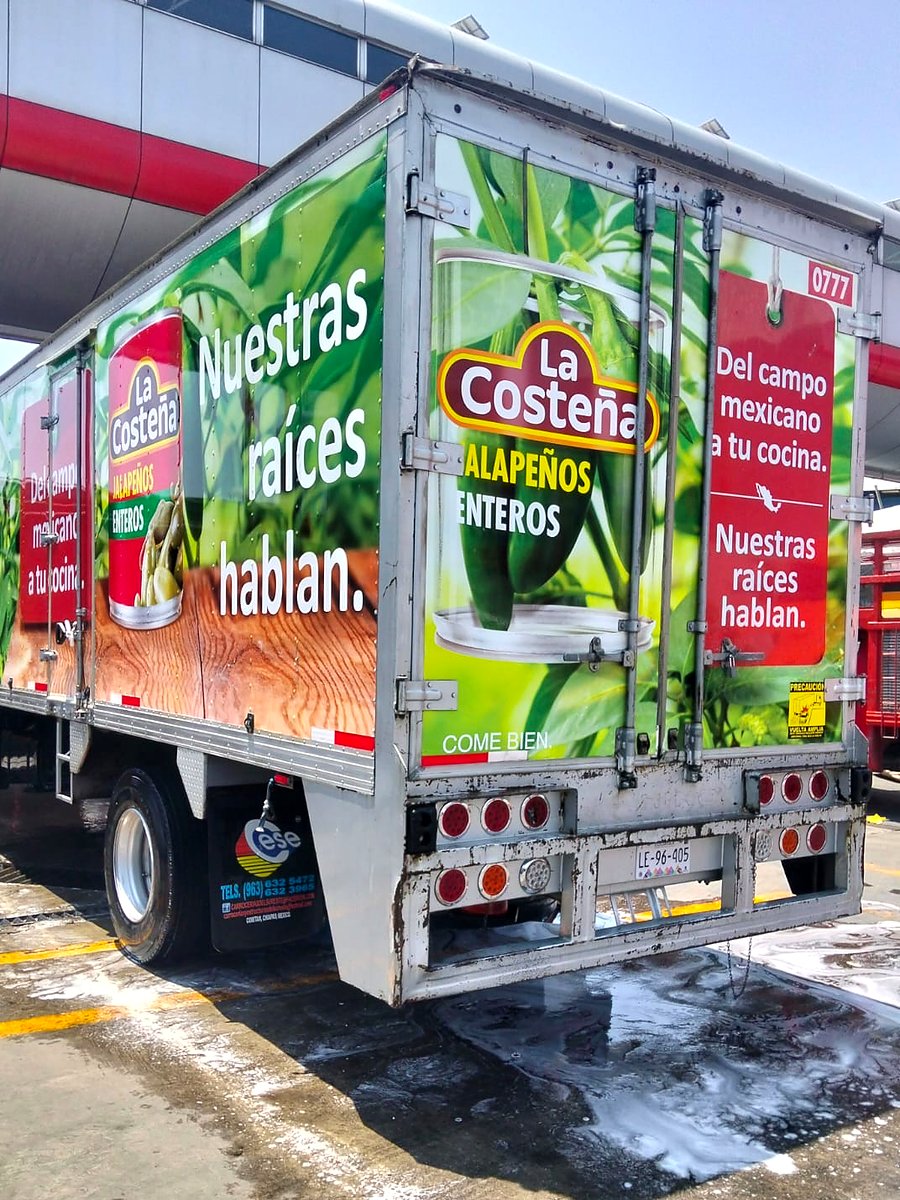 Camión La Costeña recién lavado por Clean Fleet